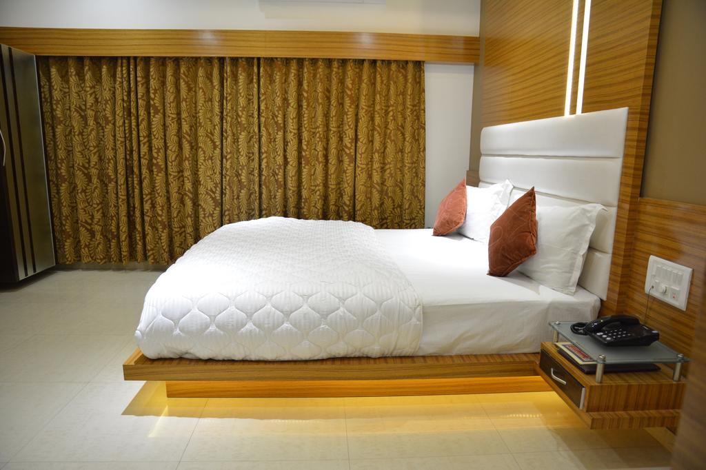 Hotel Corona Bharuch Habitación foto