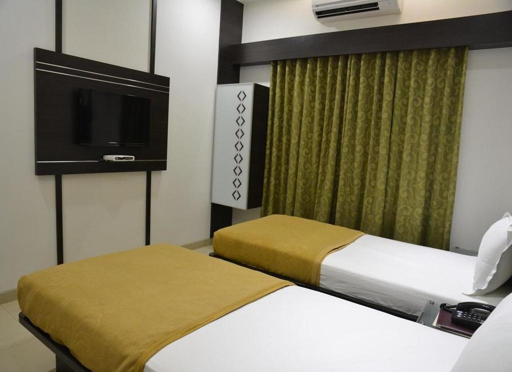 Hotel Corona Bharuch Habitación foto