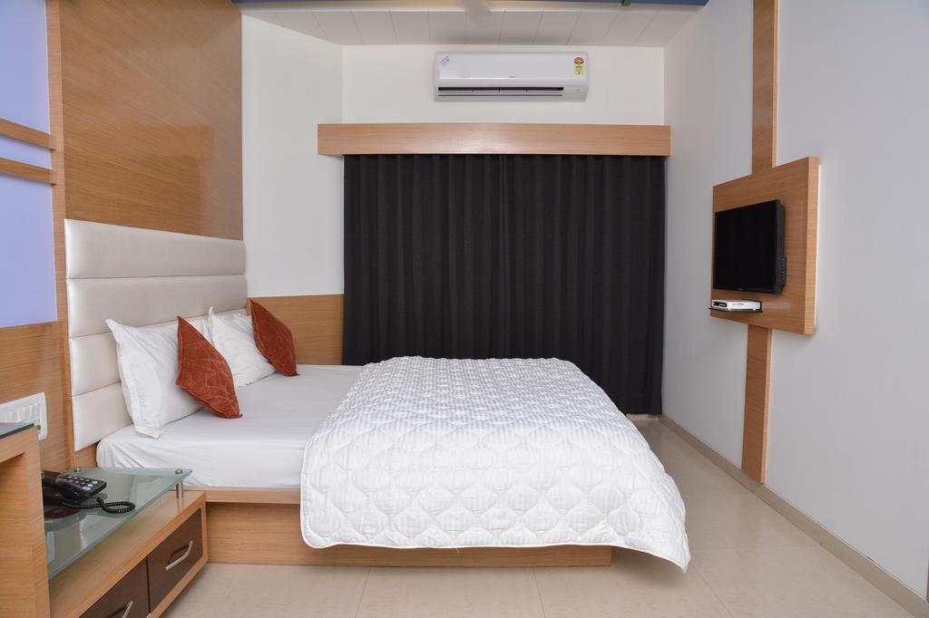 Hotel Corona Bharuch Habitación foto