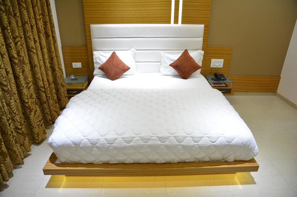 Hotel Corona Bharuch Habitación foto