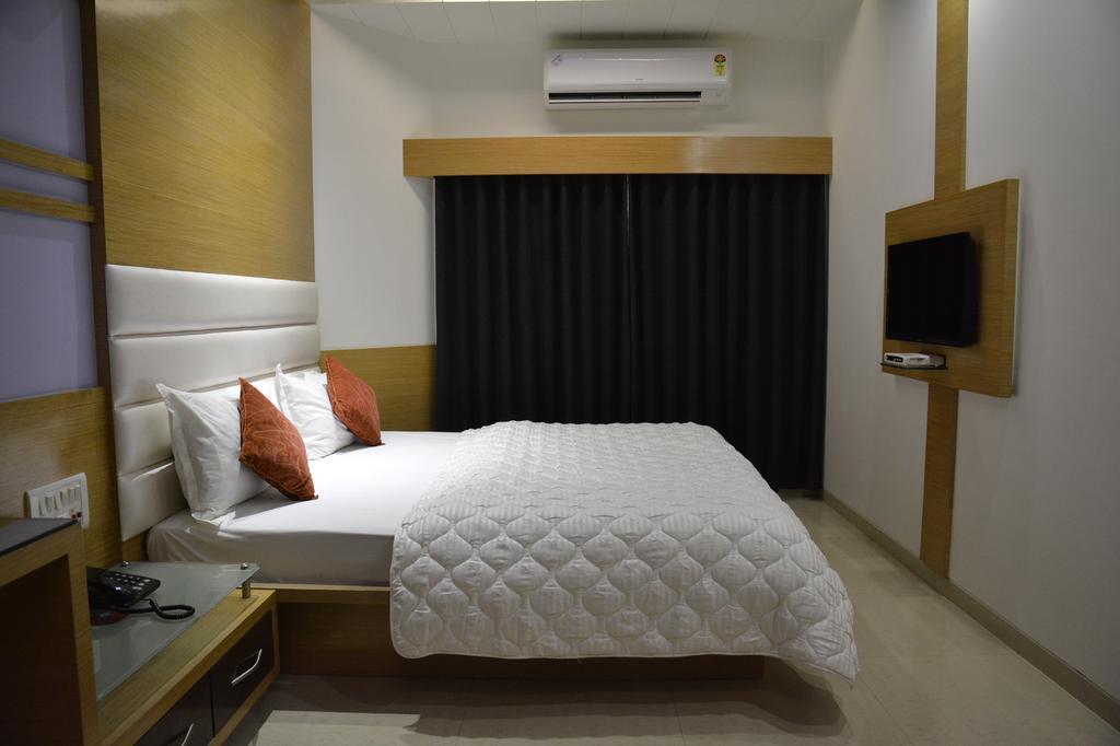 Hotel Corona Bharuch Habitación foto