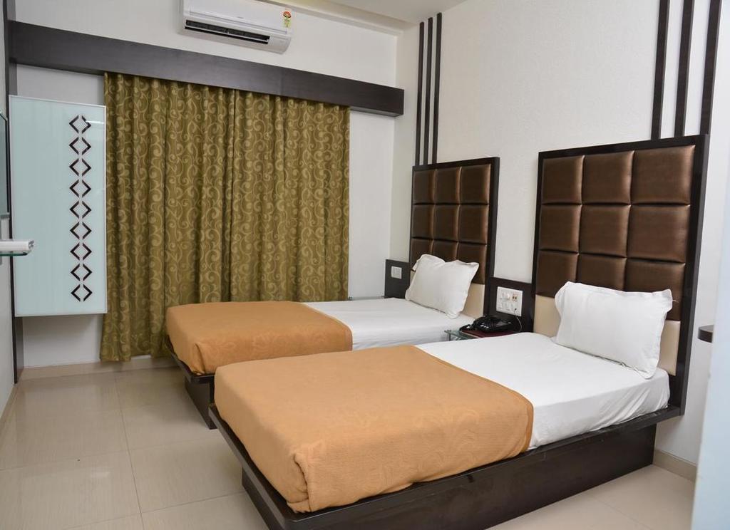 Hotel Corona Bharuch Habitación foto