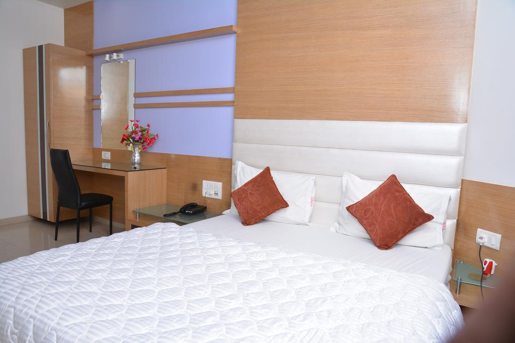 Hotel Corona Bharuch Habitación foto