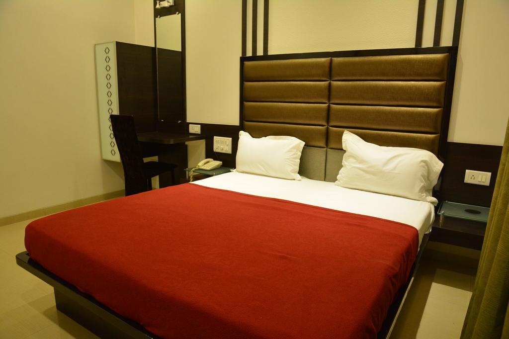 Hotel Corona Bharuch Habitación foto