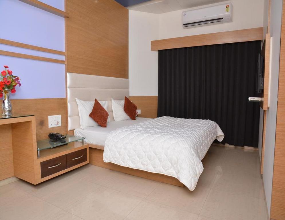 Hotel Corona Bharuch Habitación foto
